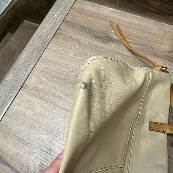 Hobo Beige Leather Shoulder Tote Bag - Picture 4 of 6